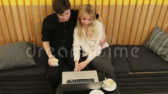 可爱的一对夫妇坐在一起喝咖啡享受时光视频的预览图
