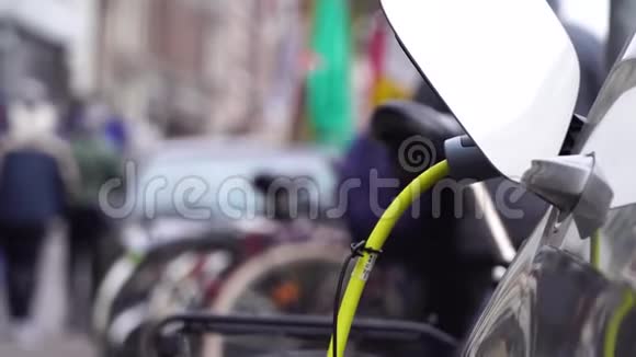 阿姆斯特丹一辆自行车背景电动车充电视频的预览图