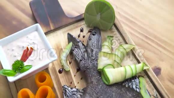 在木桌背景上用新鲜蔬菜和调味品烤鱼从烤鱼和视频的预览图