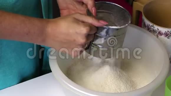一个女人把整粒面粉都洗了烘焙面包的配料视频的预览图
