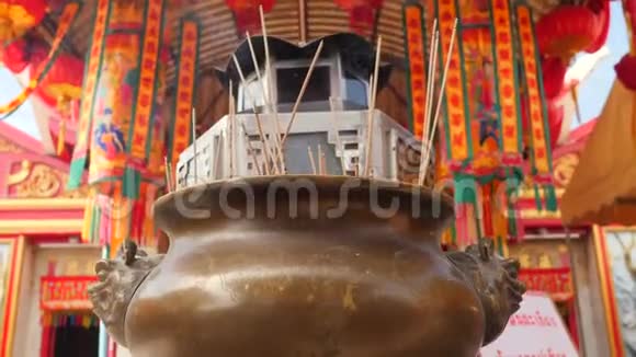 泰国佛寺烧香烟棒4K泰国普吉镇视频的预览图