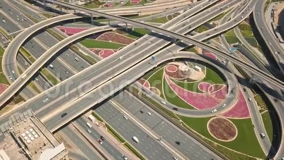 迪拜道路交叉口的鸟瞰图视频的预览图