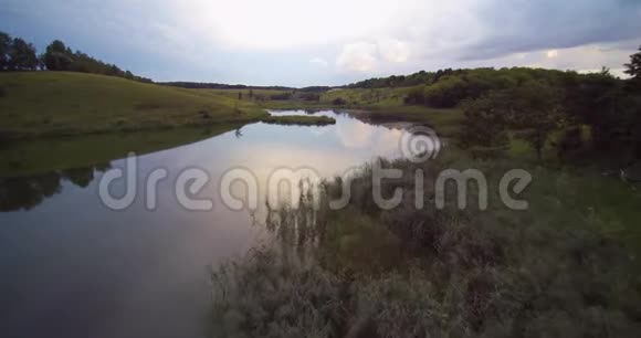 无人驾驶飞机观看日落和乡村湖泊视频的预览图
