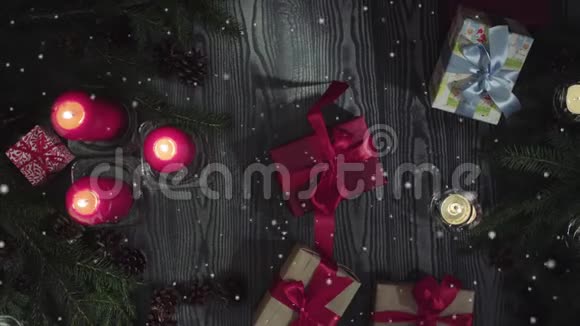 动画新年快乐白色字母红色蜡烛礼物视频的预览图