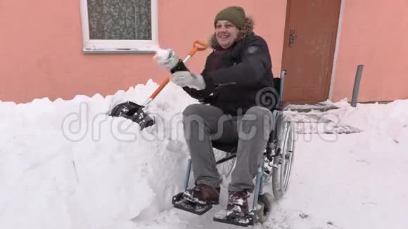 轮椅上的残疾人打雪球视频的预览图