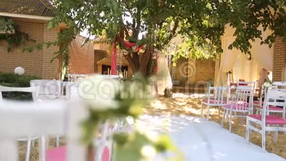 用干草椅子花卉植物装饰和婚纱挂着令人惊叹的婚礼乡村装饰视频的预览图