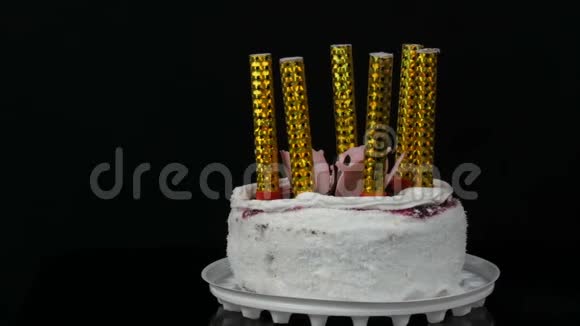 在美丽的时尚甜白色蛋糕上的蜡烛樱桃果酱装饰上面装饰着奶油和椰子片视频的预览图