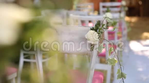用干草椅子花卉植物装饰和婚纱挂着令人惊叹的婚礼乡村装饰视频的预览图
