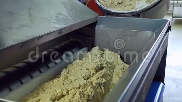 糖果厂生产釉面饼干视频的预览图
