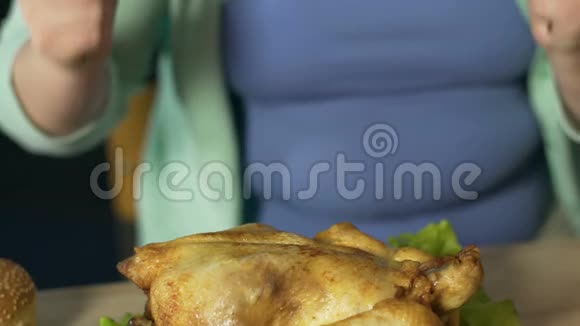 肥婆用银器粗切烤鸡营养不良视频的预览图