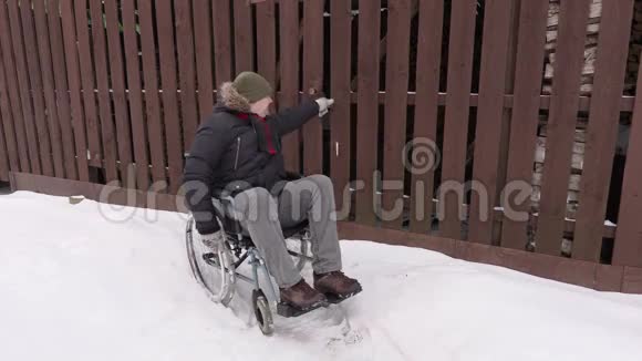坐轮椅的残疾人试图进入谷仓视频的预览图