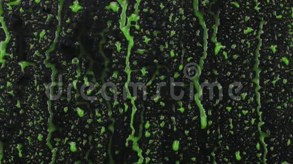 绿色油漆滴在黑色背景上出现溪流视频的预览图
