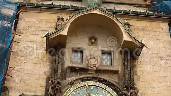 位于捷克共和国布拉格的天文钟位于旧城广场布拉格天文钟视频的预览图