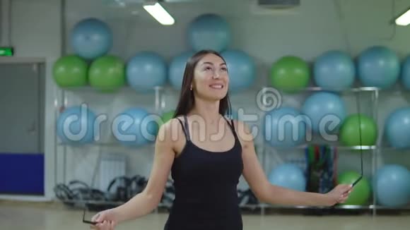漂亮的女人在健身房跳绳健康生活方式的概念视频的预览图