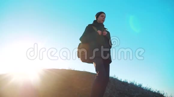 剪影少年徒步旅行者稳定运动视频阳光日落人侧视走向视频的预览图