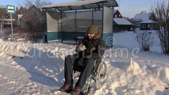 轮椅上有平板电脑检查巴士路线的残疾人视频的预览图