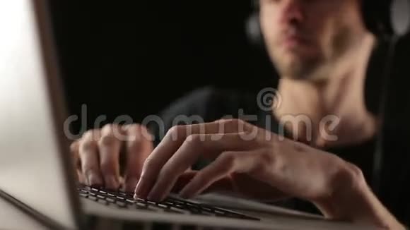 男性手在键盘上播放DJ音乐手指关闭宏视频的预览图
