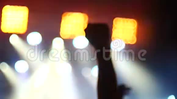 晚上的音乐会人群上升的拳头手势视频的预览图