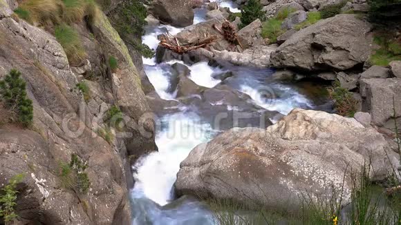 西班牙比利牛斯山脉丰富的河流细节和岩石特写视频的预览图