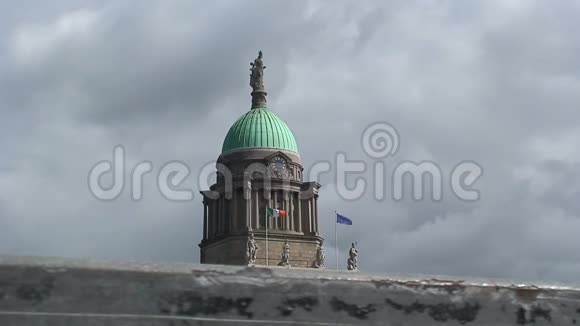 爱尔兰都柏林四大法院暴风雨和多云天气视频的预览图