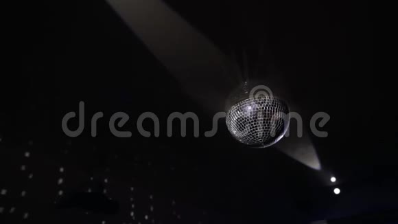 镜球反射白光一个漂亮的迪斯科舞厅里面有反射的移动光线在黑色背景上旋转视频的预览图