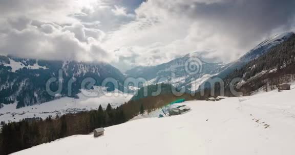 史诗般的云在一个高山山谷上空的时间流逝其前景是山屋视频的预览图