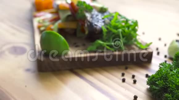 用新鲜蔬菜和香料在木板上烤鱼海鲜餐桌上烤鱼的食物组成视频的预览图