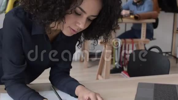 女商人记笔记用笔记本电脑视频的预览图