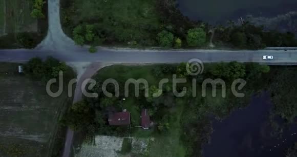 汽车在城外的夜路上行驶河上的桥在乡村公路上空飞行视频的预览图