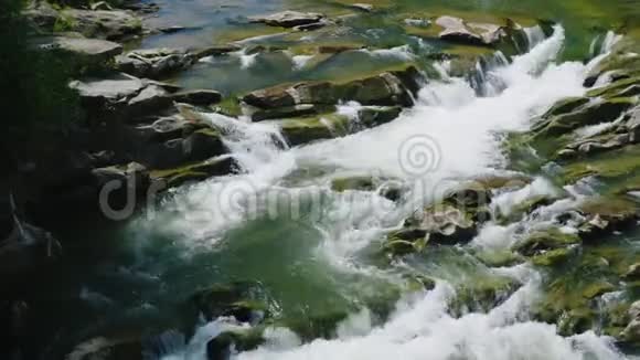 干净的山河水在急流上冒泡俯视图倾斜镜头没有人视频的预览图