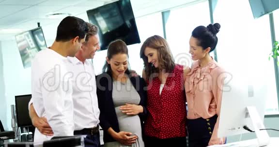 管理人员与孕妇互动视频的预览图