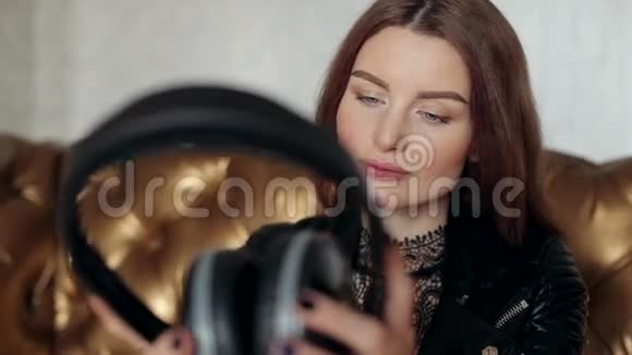 女孩戴上耳机打开音乐视频的预览图