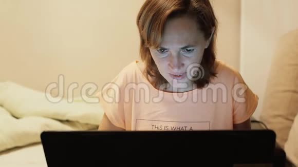 厌倦了在床上看手提电脑邮件的商界女性视频的预览图
