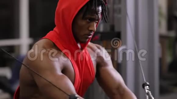 非裔美国人在健身房锻炼器械视频的预览图