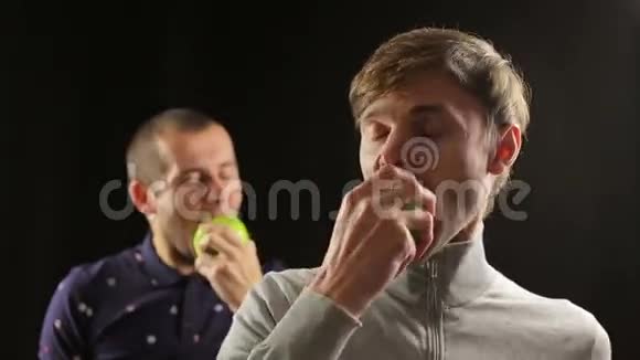 两个男人击掌吃苹果健康食品生活方式肖像视频的预览图