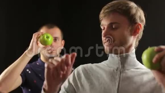 两个人在跳舞手里拿着绿苹果黑苹果视频的预览图