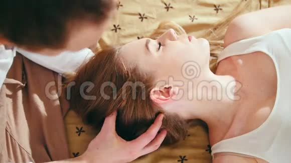 头部和头发的泰式按摩疗法年轻迷人的女性视频的预览图