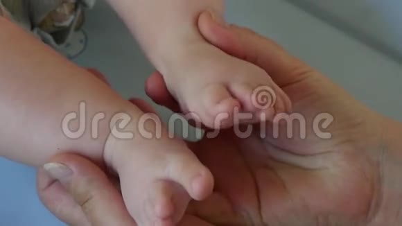 妈妈的手和婴儿的脚视频的预览图