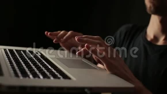 男性手使用触摸笔记本电脑黑色背景视频的预览图