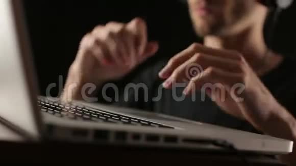 在笔记本电脑上用手按键盘关闭音乐视频的预览图