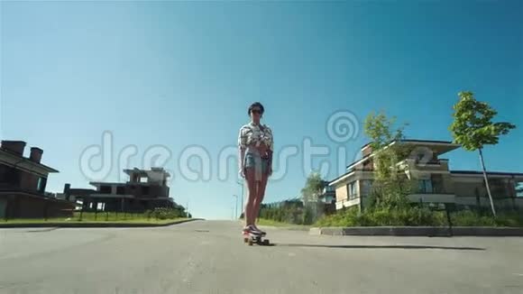 女人沿着有滑板的路走视频的预览图
