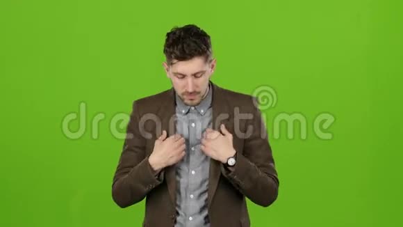 有魅力的男商人调整衣服擦脸佩服自己绿色屏幕视频的预览图