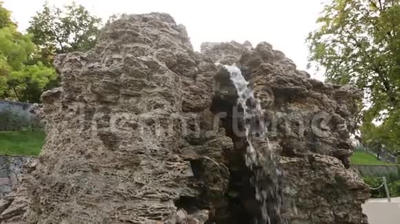 花园里美丽的石瀑喷泉落水特写视频的预览图