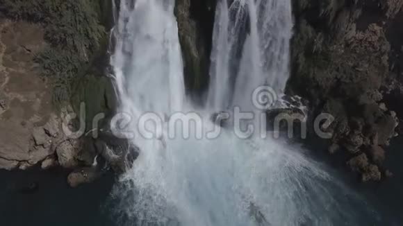 瀑布和蓝海的空中镜头视频的预览图