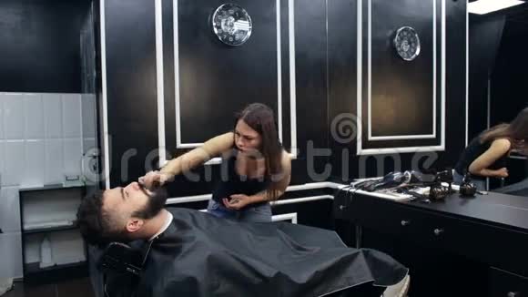 大师在理发店剪了男人的胡子视频的预览图