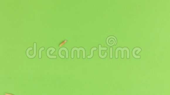 落燕麦粒在旋转的绿色屏幕上隔离视频的预览图