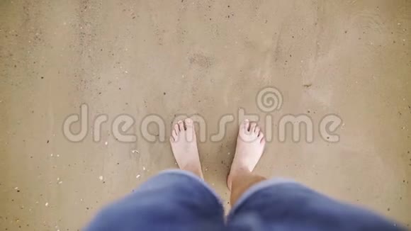 白种人进入海水特写男腿顺着金色的沙滩走进水中高瞻远瞩视频的预览图