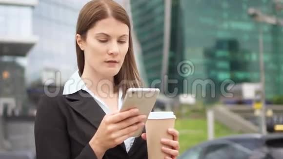慢动作女商人在市中心使用智能手机职业女性雇主浏览视频的预览图