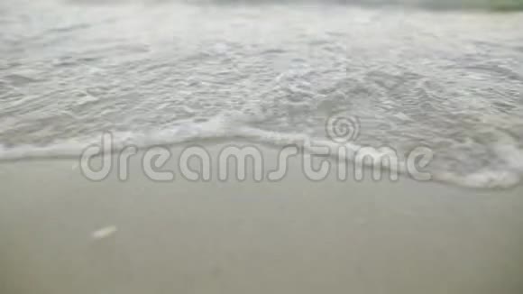 干净的沙滩上的潮汐波视频的预览图
