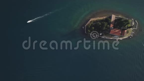 科托湾佩拉斯镇附近岛屿上圣乔治和修道院的空中镜头视频的预览图